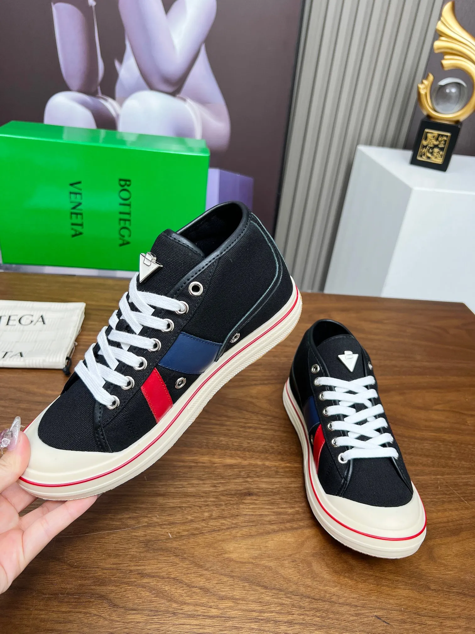 Men's men's shoes 💰520💰 Bottega Veneta BV's latest Eliot series retro basketball shoes casual sports canvas shoes 🔥Become a god when it is launched!🔥 Inspired by retro basketball sneakers, the color combination highlights youthful vitality and perfectly interprets the theme of youth and childlike innocence. The details are also very particular. The summer canvas brings excellent durability and comfort. Designs such as calfskin trim, rubber toe caps and hand-painted retro red lines are full of retro feel. The round toe and convex sole add a modern feel and are suitable for various styles. Easily create a fashionable atmosphere. The upper foot is the focus...can be worn as a couple's shoes...The red lines on each shoe edge are hand-painted, which adds more taste and attitude! ✦Fabric: Original customized high-density canvas + cowhide ✦Inner lining: original customized breathable canvas ✦Insole: movable latex cowhide insole ✦Sole: original molded non-slip and wear-resistant TPU material ✦Sole thickness: 3cm ✦Number of sizes: female size 35--40, female 40 is customized and non-returnable ✦Number: male size 39--45, male 45 is customized and non-returnable
